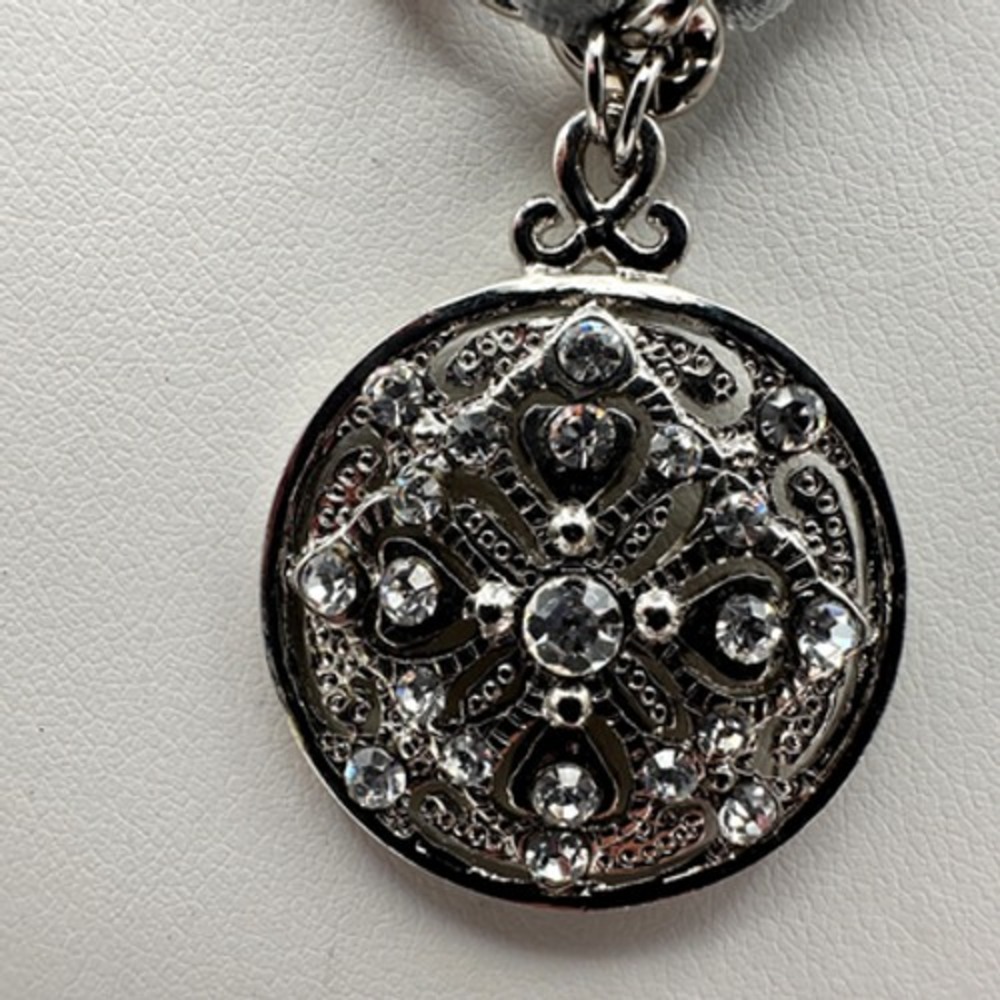 Vintage 90s Cookie Lee Silver Tone Rhinestone Round Pendant Necklace Jewelry